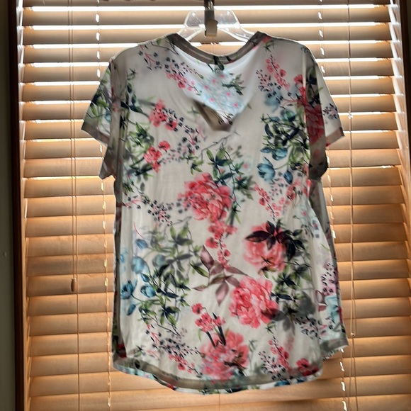 White print V neck top short sleeve - Picture 2 of 4